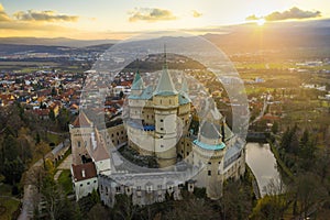 Letecký pohľad na jesenný východ slnka na Bojnickom zámku na Slovensku.