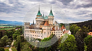 Letecký pohled na středověký hrad Bojnice