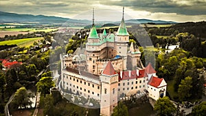 Letecký pohled na středověký hrad Bojnice, dědictví UNESCO na Slovensku