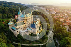 Letecký pohľad na stredoveký hrad Bojnice, ktorý je súčasťou dedičstva UNESCO na Slovensku. Romantický zámok s gotickými a renesančnými prvkami postavený v