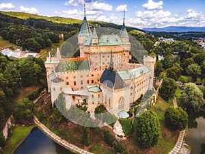 Letecký pohľad na Bojnický stredoveký hrad, dedičstvo UNESCO na Slovensku Slovensko cestovanie krajinou. koncepcie. Romantický hrad.