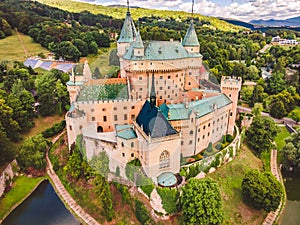 Letecký pohľad na Bojnický stredoveký hrad, dedičstvo UNESCO na Slovensku Slovensko cestovanie krajinou. koncepcie. Romantický hrad.