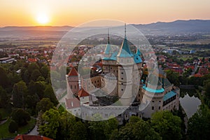 Letecký pohľad na stredoveký hrad Bojnice, dedičstvo UNESCO na Slovensku pri východe slnka