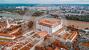 Letecký pohled na bratislavský hrad a panorama města na letní odpoledne