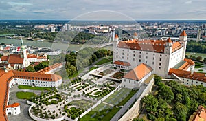 Letecký pohľad na Bratislavský hrad a panorámu mesta počas letného popoludnia