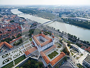 Letecký pohled na Bratislavský hrad a řeku Dunaj