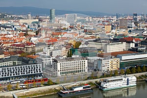 Letecký pohled na Bratislavu s Dunajem