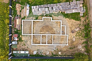 Vista aerea da l'edificio pagine futuro mattone casa calcestruzzo fondazione pavimento un camini da mattoni costruzione 