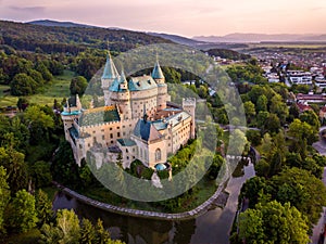 Letecký pohľad na zámok Bojnice, Stredná Európa, Slovensko. UNESCO. Svetlo západu slnka.