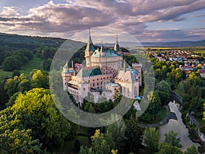 Letecký pohľad na zámok Bojnice, Stredná Európa, Slovensko. UNESCO. Svetlo západu slnka.