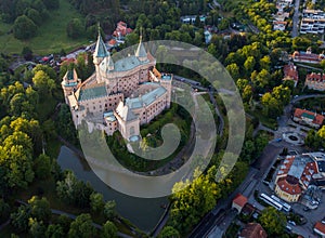 Letecký pohled na zámek Bojnice, střední Evropa, Slovensko. UNESCO. Západ slunce světlo.