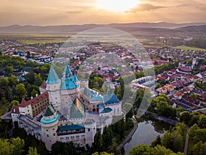 Letecký pohled na zámek Bojnice, střední Evropa, Slovensko. UNESCO. Západ slunce světlo.