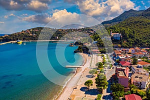 Vista aérea de la ciudad de isla en grecia. la ciudad en medio de. o isla iónico 