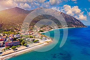 Vista aérea de la ciudad de isla en grecia. la ciudad en medio de. o isla iónico 