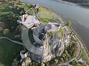 Letecký pohľad na hrad Devín na zelenom kopci v Bratislave
