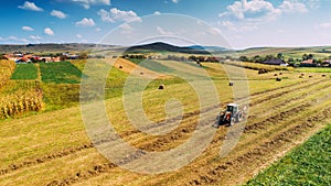 Letecký pohled trubec z zemědělství úroda. pracovník a zemědělec na úroda plodiny 