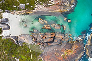 Vista aérea de un elefante rocas dinamarca occidental un gran naranja a conformado granito rocas en verde piscinas de acuerdo a 