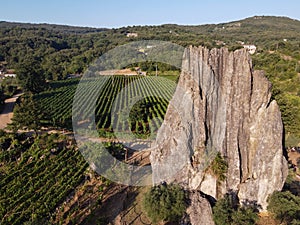 Vista aerea sul verde vigneti montagne più vicino, vino creazione 