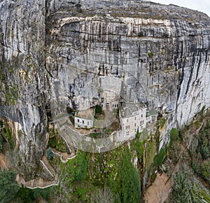 Luftaufnahme aus Höhle aus Frankreich, massiv heilig geruch berühmt der ort 