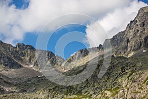 Letecký pohled na horskou krajinu Vysokých Tater obklopenou trávou