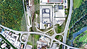 Letecký pohľad na priemyselné budovy, diaľnicu a mestečko