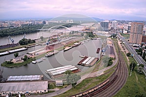 Riečny prístav Bratislava v zamračenom počasí