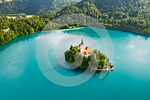 Letecký pohled z předpoklad z pouť kostel na malé ostrov na z alpy v 