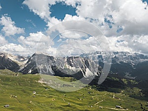 Vista aérea de países en nubes a cielo azul en dolomitas sur Tirol 