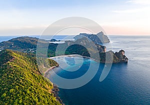 Vista aerea da corde baia sul tramonto isole, tailandia 