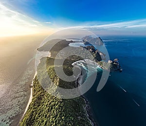 Vista aerea da corde baia sul tramonto isole, tailandia 