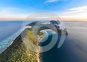 Vista aerea da corde baia sul tramonto isole, tailandia 