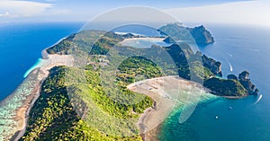 Vista aerea da corde baia sul tramonto isole, tailandia 