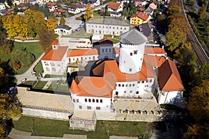 Letecký pohľad na stredoveký Budatínsky hrad