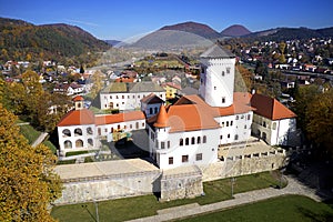 Letecký pohľad na stredoveký Budatínsky hrad