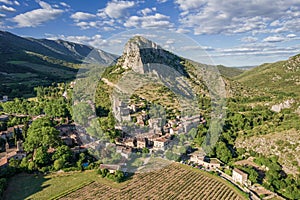 Vista aerea da medievale comune vigneti sul montagne estate Francia 