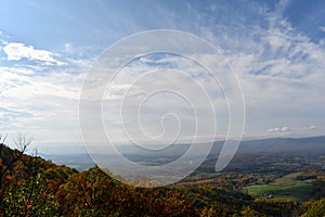 Vista aerea da montagna foreste chiaro autunno colori 