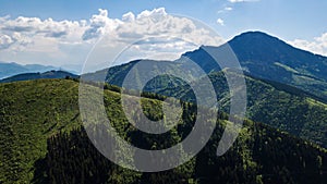 Letecký pohled na horské štíty ve slovenských Tatrách