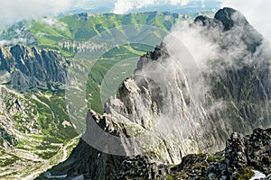 Letecký pohľad na horskú a skalnú krajinu vo Vysokých Tatrách