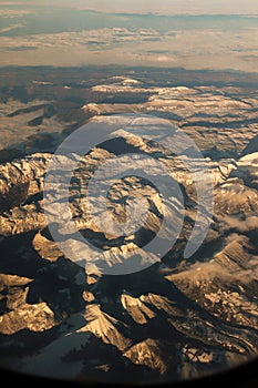 Aerial view of the mountainous landscape in Alpes Desde el aire in Europe