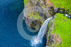 Vista aérea de cascada en municipio en feroés islas norte atlántico Océano. hecho de acuerdo a trompeta más alto 