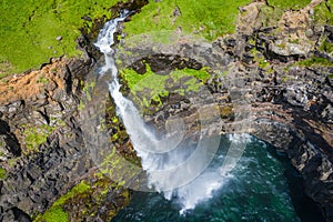 Vista aérea de cascada en municipio en feroés islas norte atlántico Océano. hecho de acuerdo a trompeta más alto 