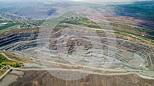 Vista aerea da superficiale estrazione cava molto da macchine sul 