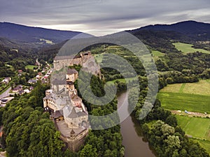 Letecký pohled na Oravský hrad. v Oravském Podzámku na Slovensku. oblast Orava. Slovenská krajina. Cestovat. pojem.