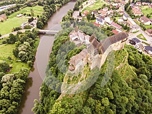 Letecký pohled na Oravský hrad. v Oravském Podzámku na Slovensku. oblast Orava. Slovenská krajina. Cestovat. pojem.