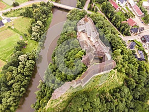 Letecký pohled na Oravský hrad. v Oravském Podzámku na Slovensku. oblast Orava. Slovenská krajina. Cestovat. pojem.