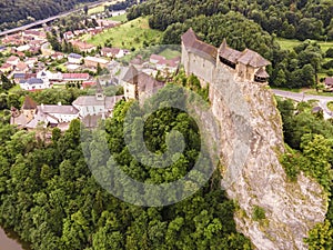 Letecký pohľad na Oravský hrad. v Oravskom Podzámku na Slovensku. Oravský región. Slovenská krajina. Cestovanie. koncepcie.