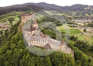 Letecký pohled na Oravský hrad. v Oravském Podzámku na Slovensku. oblast Orava. Slovenská krajina. Cestovat. pojem.