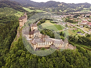 Letecký pohled na Oravský hrad. v Oravském Podzámku na Slovensku. oblast Orava. Slovenská krajina. Cestovat. pojem.