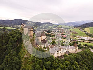 Letecký pohled na Oravský hrad. v Oravském Podzámku na Slovensku. oblast Orava. Slovenská krajina. Cestovat. pojem.