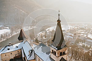 Letecký pohled na Oravský Podzámok z Oravského hradu na Slovensku.